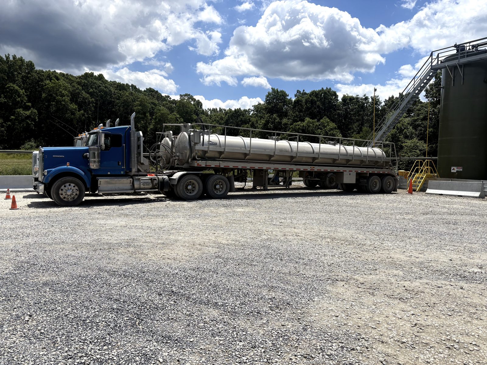 Rigs on site — side profile
